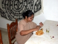 Sr. Selma isst ihre Spaghetti mit etwas Mühe, aber offensichtlich mit Genuss und Spass